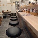 塩ラーメン仁屋 - カウンター席