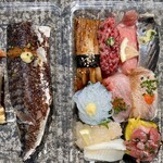 唐戸市場 活きいき馬関街 - 場外の化物（炙りシメサバ）