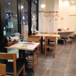 塩ラーメン仁屋 - テーブル席