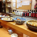弁慶 - カウンターには大皿料理がズラリと( ´ ▽ ` )ﾉ