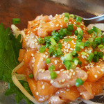 だるまさんが焼いちゃった。 - サーモンのユッケ