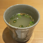 299981529 - ○豊のしゃものガラのスープ〜鶏の旨味たっぷりで甘さと脂が良い感じ。塩は控えめ