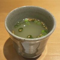 焼鳥 森本 - ○豊のしゃものガラのスープ〜鶏の旨味たっぷりで甘さと脂が良い感じ。塩は控えめ