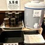 麵や きさ乃 - 店内で並び中にいただける玉翠園の冷茶