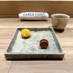 パルコ フィエラ - 小菓子＆ハーブティー バナナのキャラメル ぶんたん＆はっさくのタルト（余市のウイスキー＆松のスプレー）