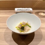 パルコ フィエラ - 薪火で蒸し焼きした富良野産アスパラ、野付産ホタテのポワレ、新玉ねぎのピューレ、薪焼き炭化させた西洋ネギのパウダー