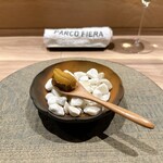 パルコ フィエラ - 洞爺じゃがいもの千切りガレット、乳茸の乾燥パウダー、稚内産ウニ、ライム
      