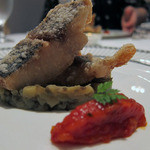 ル・トワ・ルージュ - いさきのフリット、ナスのフォンデュとパプリカソース添え