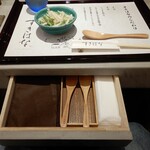 すきはな - 引き出しを引くと紙エプロンとおしぼり