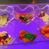 MAIMON GINZA - 鮑、マグロ、タコ、海老など海鮮の前菜。ブルーにライトアップされて気分もあがります