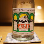 日本料理FUJI - お水はやっぱりお決まりの"FUJI"のラベル。（コラボではございません笑）