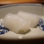 日本料理FUJI - 乗せた酢橘の香りで旨さのギアを上げ、噛む度に抜群の甘旨味を爆発させる！ 敢えて中盤でお造りを出すところが、旨い魚をただ刺身にするお店と違い個人的には印象を高める。