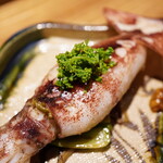 日本料理FUJI - ゲソからかぶり付くと、心地よい弾力からグングンと膨らんでいく抜群の香り！ 身はふくよかな食感に旨味が滲み出し、花山椒でさらなる高みへと昇華。 この時期だけしか食べられない、まさに瞬間的な美味しさに満ちた逸品。 美味しい！