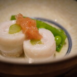日本料理FUJI - 優しく口へと馴染みだす太刀魚の味わいと、どこか漂うとろろ昆布のような風味。 中心に忍ばせたアスパラのみずみずしさが円やかに味を広げつつ、梅肉がさっぱりと引き締める。 素材それぞれがナチュラルに受け入れるように先付けとしてアイドリングさせる。
