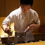 日本料理FUJI - 大将の藤岡氏。どこか武士のような凛とした佇まいと立ち振舞い。 真っ直ぐにお料理と向き合う姿勢が自然とコースへと惹き込んでいく。