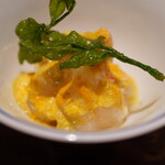 日本料理FUJI - 一口で感じる絶妙な見事なまでのレア感。圧をかけていけば優しく降りてくる甘みと輪郭を与える醤油。肝ソースでコクうまに！ うどの油分と潰して立ち上がる香りで全体へとおもしろいほどに旨味を与えてくれる。