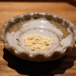 日本料理FUJI - 豆アジの唐揚げと合わせるこの粉末は、なんと鯵の白子のお塩。 塩漬けにした鯵を蒸して粉末にしたもの。