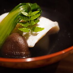 日本料理FUJI - ふくよかなお出汁に包まれたハナダイ。その身から漲るほどの旨みは輪郭をも感じさせ、お椀に滲み出た旨味は、それぞれの素材というフィルターを通して味わいをグッと深めていく。 旨い魚を印象付けながらも全体のバランスを調和し、至福の余韻へと包んでくれる秀逸なお椀。