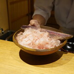 日本料理FUJI - 削りたての鰹節は焼津の手火山造り製法。近海ものの一本釣り。 一枚テイスティングさせて頂いたが、水分を与えて纏まるほどにギュッと滲ませる強かにあふれる豊かな旨み。