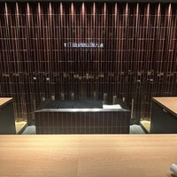 TANAKA YAKINIKU RESTAURANTE - 奥にはシックでゴージャスなカウンター席が