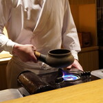 日本料理FUJI - そっと煎りだす藤枝産の金胡麻、その香りでフロアの様相を一新させる。