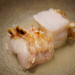 日本料理FUJI - 一口頬張ると、パリッとした皮目と身はふくよかな弾力を育み、潤沢に溢れ出す素材の旨味。わずかに乗せた塩の煌めきが駆け巡ると、"美味い"の感情のなかにある、料理人、魚屋、漁師、そして自然を育む駿河湾へのバトンリレーの素晴らしさが一瞬で受け取るかのような強烈なメッセージに！ ここに訪れて良かったと実感させてくれるひとときに。