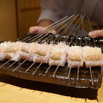 日本料理FUJI - スペシャリテである白甘鯛の松笠焼き。 鱗だけを揚げて、後は焼き上げるだけ。目に焼き付くような光景にただただ期待が高まる。