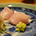 日本料理FUJI - 口に入れた瞬間に伝わる吸い付くような馴染みと脂の乗りは、咀嚼で引き出した甘みと交わり、魚醤に浮かんで澄んだ味わいを魅せる。 フレッシュながらも寝かせたような良質な旨さを両立させるサスエの目利き。