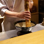 日本料理FUJI - 先ほどの金胡麻をすり潰すと、さらに拍車をかける香りで包み込む。