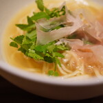 日本料理FUJI - あら出汁に負けない麺の旨み。次第にトロみへと移ろうスープは、FUJIの魅力を詰め込んだ〆に相応しい渾身の一杯。