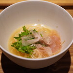 日本料理FUJI - ●食事③本日のアラ出汁ラーメン
      添えるのは富士山の山椒。