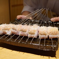 日本料理FUJI - スペシャリテである白甘鯛の松笠焼き。 鱗だけを揚げて、後は焼き上げるだけ。目に焼き付くような光景にただただ期待が高まる。