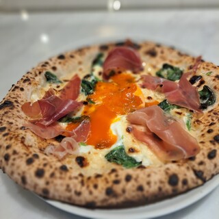 サクッモチッ食感◎こだわり生地の絶品ピッツァ