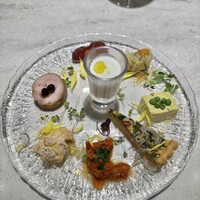 ダルマット 六本木ヒルズ店 - ダルマット名物　前菜盛り合わせ
                馬肉タリアータ、ゼッポリーニ、グリンピース蒸し料理、キッシュ、トリッパのカルティエッラ、2年熟成ジャガイモのポテトサラダ、いわい鶏ガランティーノ、カリフラワー冷製スープ