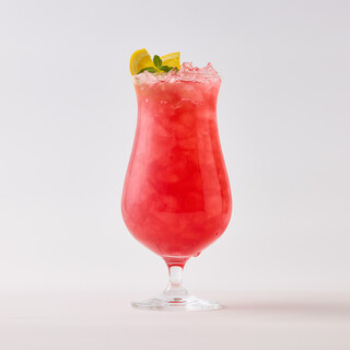 こだわりの料理にシグネチャーカクテルを添えて、ハワイの風を