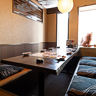 琉球調の古民家でゆったりと。大小さまざま個室を完備