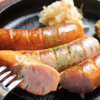店主こだわりのソーセージは絶品！ビールに合うフードが多数