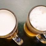 洋風居酒屋カルム - 左が当店の生ビール、右が通常の注ぎ方の生ビール。このクリーミーさを感じて下さい。