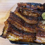 町田 うなぎ流木 - 向かって左側が関東風の蒲焼