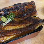 町田 うなぎ流木 - 右側の関西風地焼の上にはカイワレ大根が乗っています。