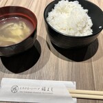 とろけるハンバーグ福よし - 料理写真:おかわり自由のスープと白米
