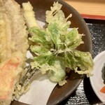 しんのすけ - 天ぷら盛り合わせ…こしあぶら。それに隠れて、おくら・れんこん