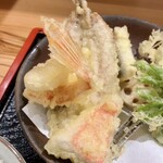 しんのすけ - 天ぷら盛り合わせ…手前が金目鯛、その左上が赤めごち、その下にいわし、更に下に穴子