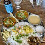 スパイス・ツリー - 本日の2種盛りの御姿　鰤と塩麹＋スパイスツリーチキン