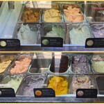 Dogo Yukemuri Cafe - 展示櫃中的冰淇淋