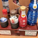 8番らーめん - しお、胡椒、唐辛子、ニンニク、ラー油、餃子のタレ