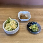 庄八 - お通し　ミニサラダ•里芋の煮物•漬け物