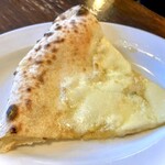 トラットリア アニモ - ◇ナポリピッツァ（直径28㎝）／クアトロフォルマッジ…モッツアレラ、ゴルゴンゾーラ、タレッジオ、リッコタ。シェア。