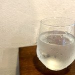 トラットリア アニモ - 明るい窓際の席。従業員の方々のサービス姿勢には毎回、感心させられます。感心させられると書くと、偉そうですけれども、一人で昼再訪した際には、書いてみたい。