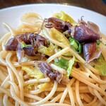 トラットリア アニモ - ◇パスタ（通常100ｇ）／ホタルイカと春キャベツのアーリオ・オーリオ。シェア。